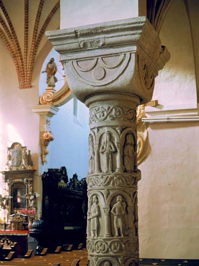Jedna z rzeźbionych kolumn w kościele p.w. Marii Panny i Św. Trójcy (dawniej norbertanek) w Strzelnie, ok. 1190-1200, fot. www.polskaniezwykla.pl